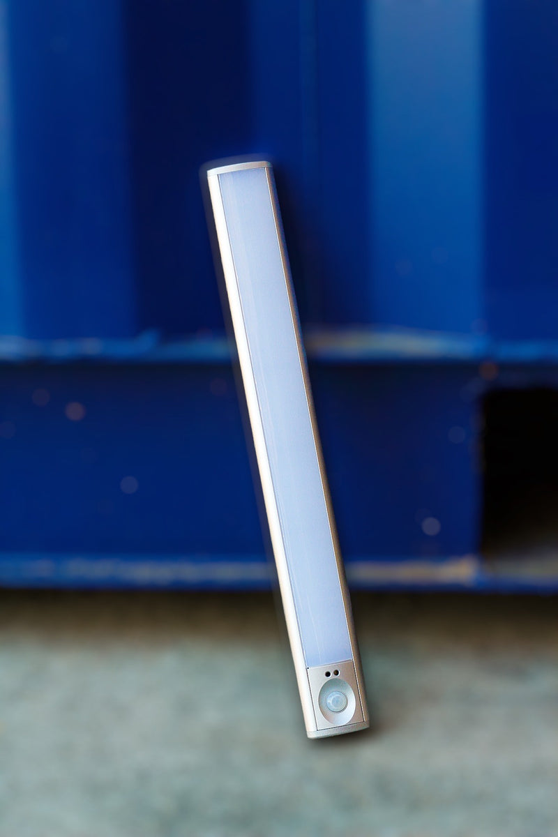 Lampe à détecteur de mouvement avec fixation magnétique